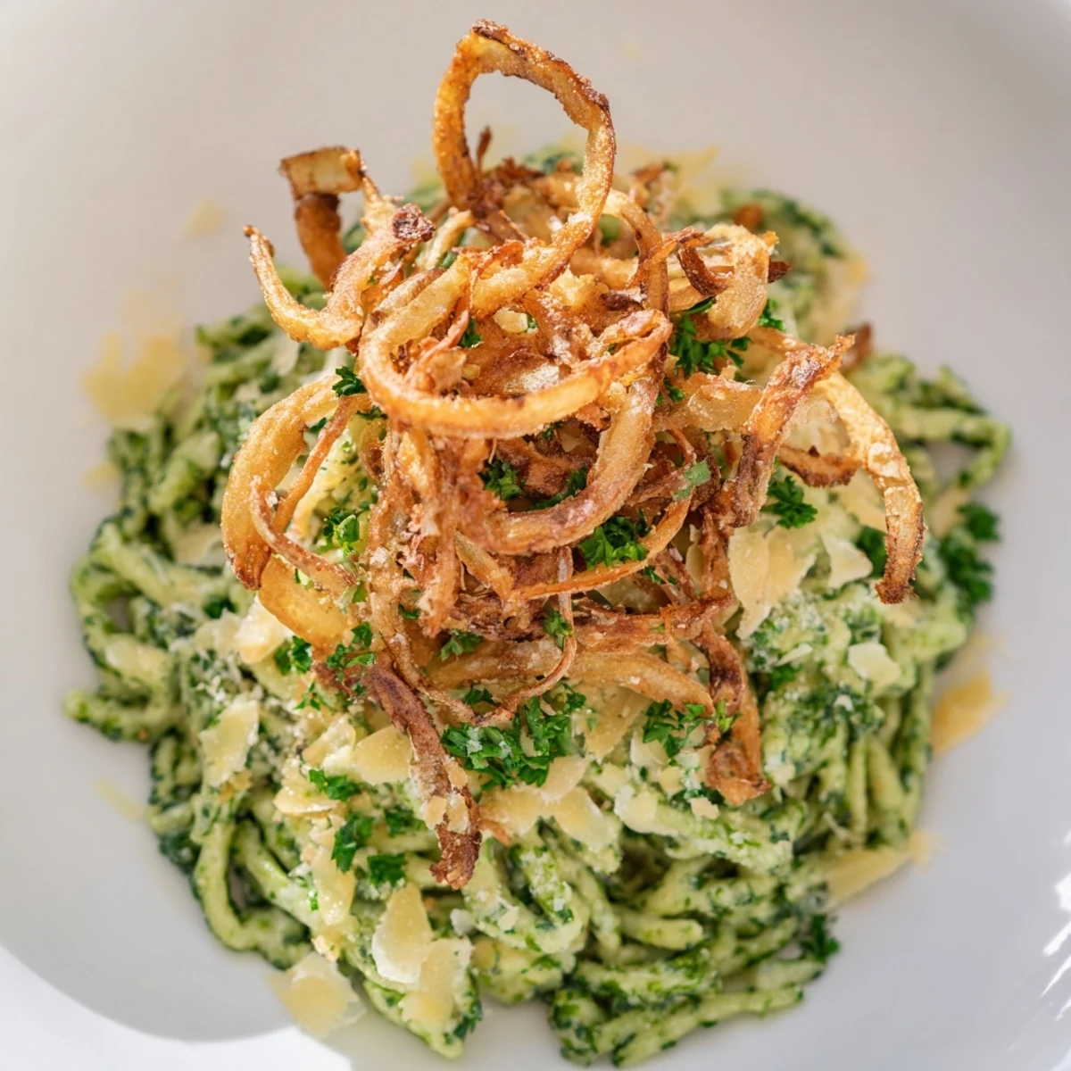 Kräuteriger Spinats und Käse-Spätzle-Teller, perfekt für ein herzhaftes, vegetarisches Abendessen.