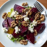 Frischer Roasted Beet and Goat Cheese Salad, ideal für ein gesundes Mittagessen.  