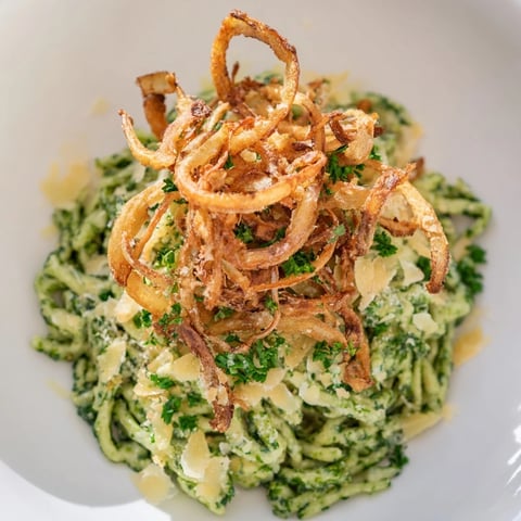 Kräuteriger Spinats und Käse-Spätzle-Teller, perfekt für ein herzhaftes, vegetarisches Abendessen.