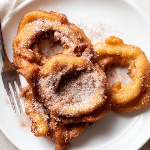 Einfache deutsche Apfelküchlein, außen knusprig und innen saftige Apfelringe.
