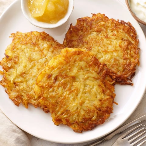 Krosse, goldene Kartoffelpuffer, die als deutscher Klassiker ideal zu Apfelmus passen.